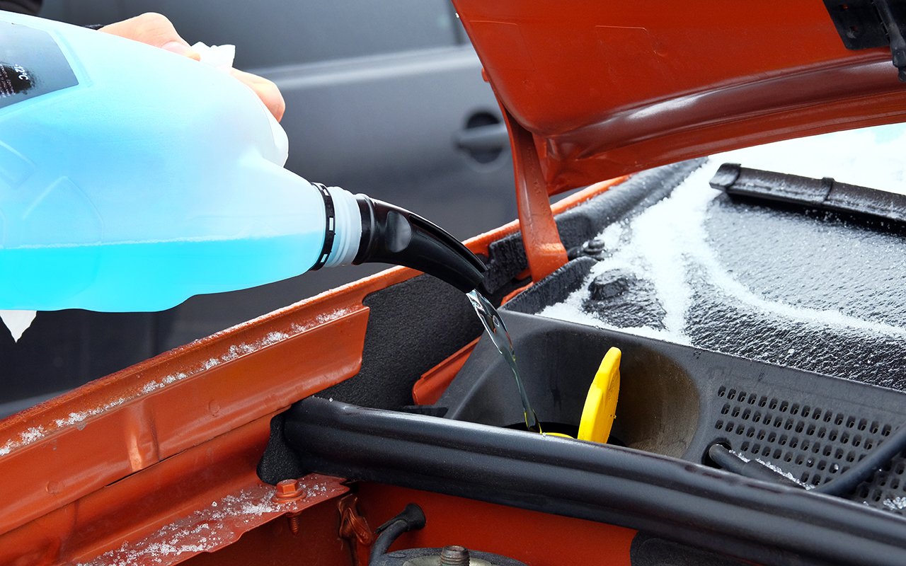 Vasaras stikla tīrīšanas šķidrums ir sasalis? Ir pārbaudīts veids, kā ātri atrisināt šo problēmu.