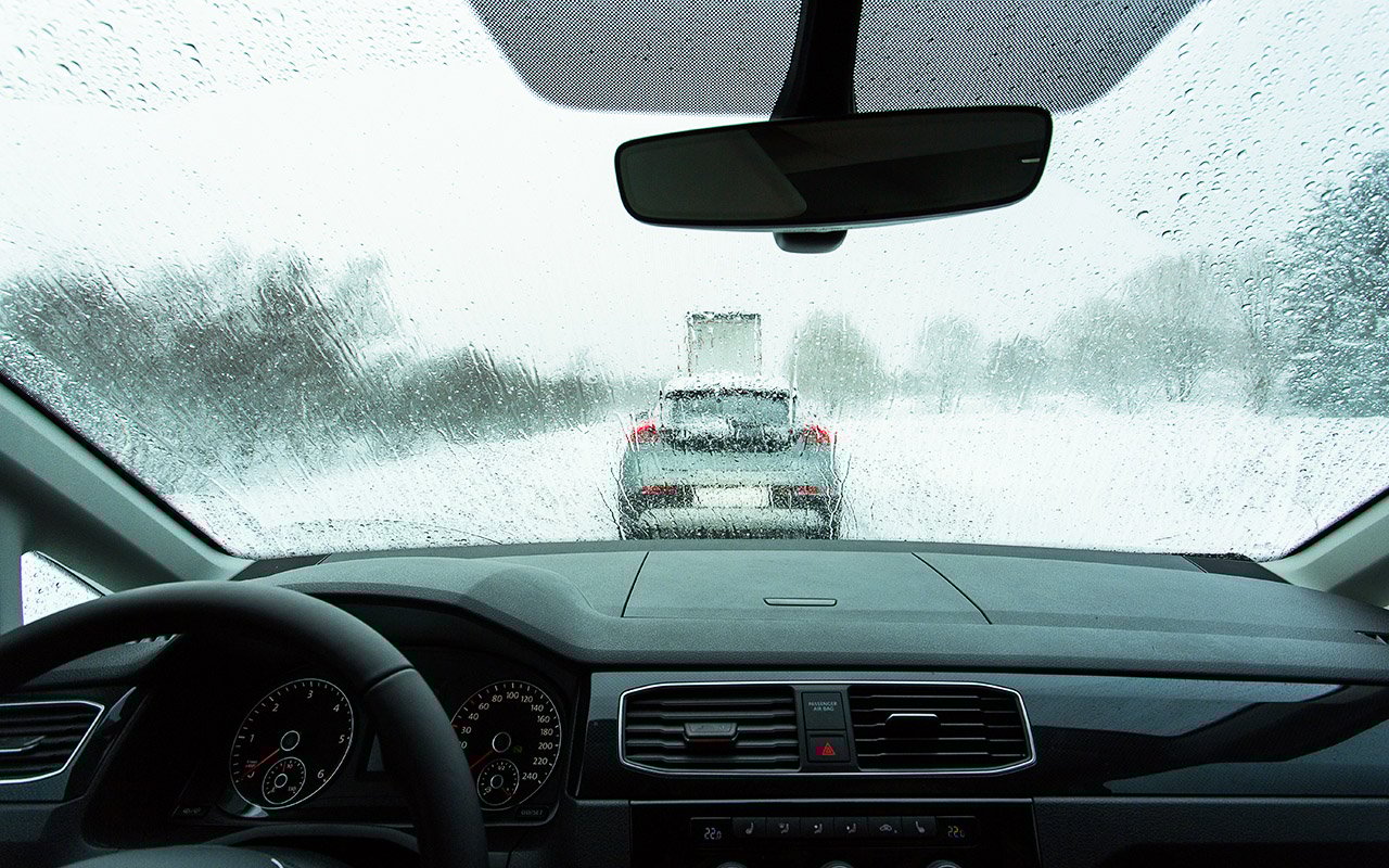 Lūk, kā var uz visiem laikiem atbrīvoties no priekšējā stikla aizsvīduma! Mēs jums parādīsim triku.