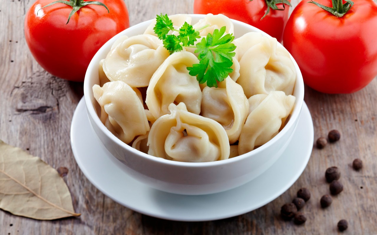 Pelmeni, kas pagatavoti 15 minūtēs: viens kumoss, un jūs gribēsiet apēst visu pannu