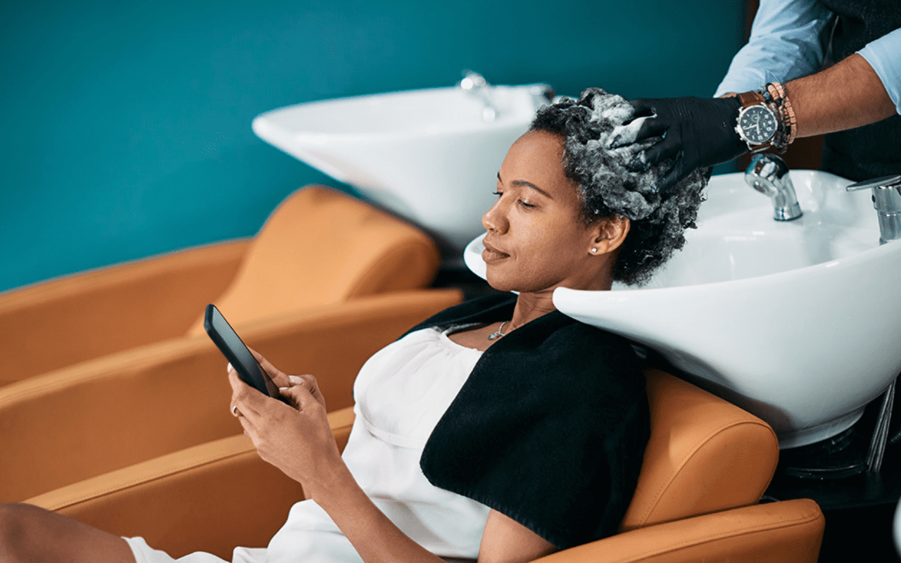 Uzņēmums Invima pieņēma lēmumu nekavējoties izņemt no pārdošanas Latvijā populāro matu kopšanas līdzekli, kura sastāvā bija neatļautas sastāvdaļas.