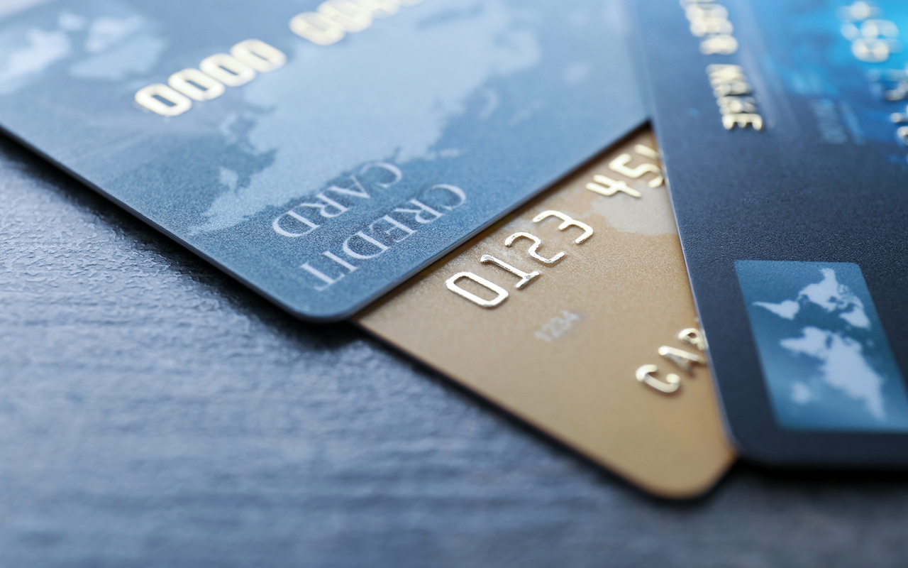 Latvijā mainīsies karšu apmaksas noteikumi: Kup un Denner ir sajūsmā