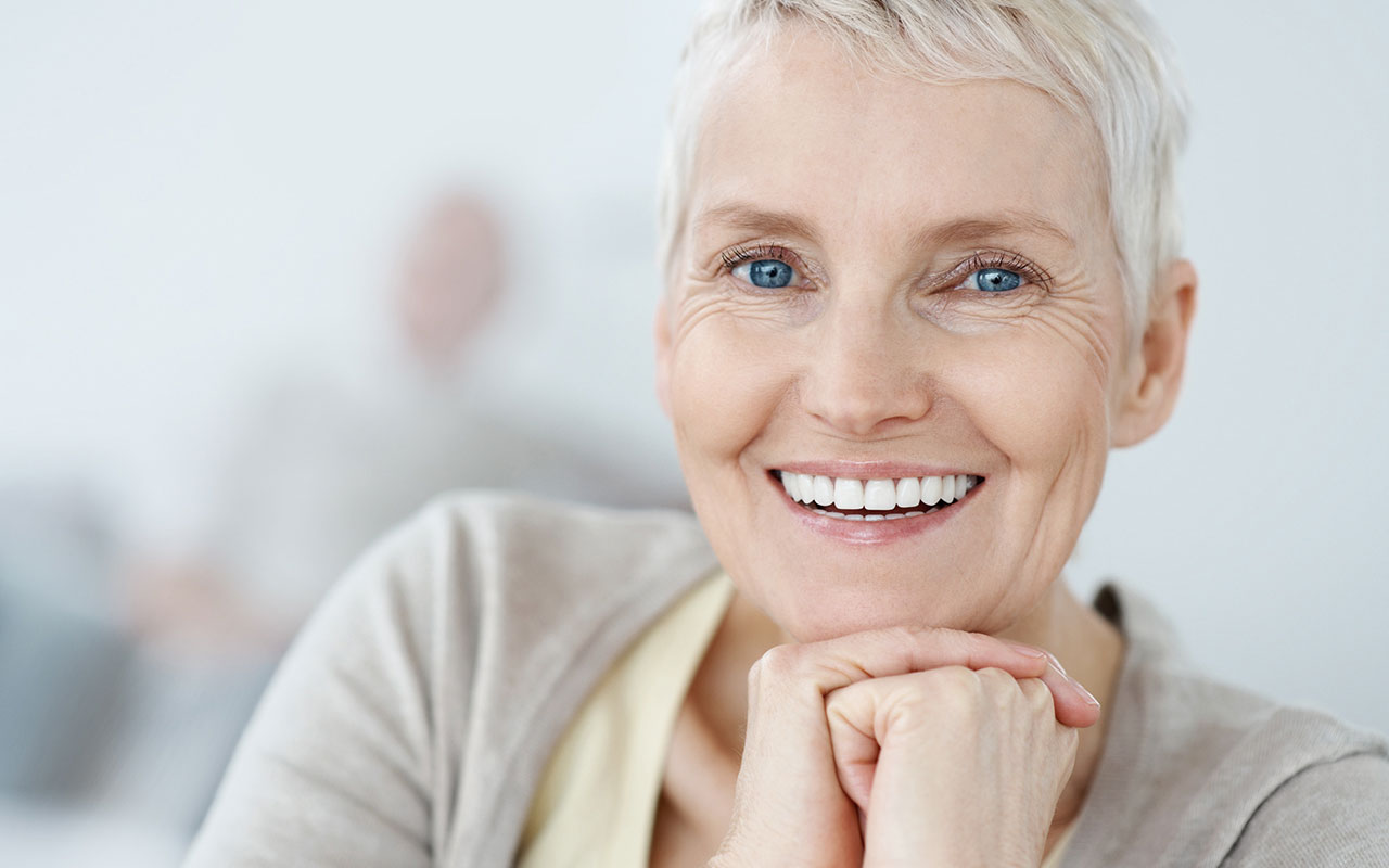 Kādas krāsas valkāt pēc 50 gadu vecuma, lai neizskatītos vecs? Šīs kombinācijas padara jebkuru cilvēku jaunāku!