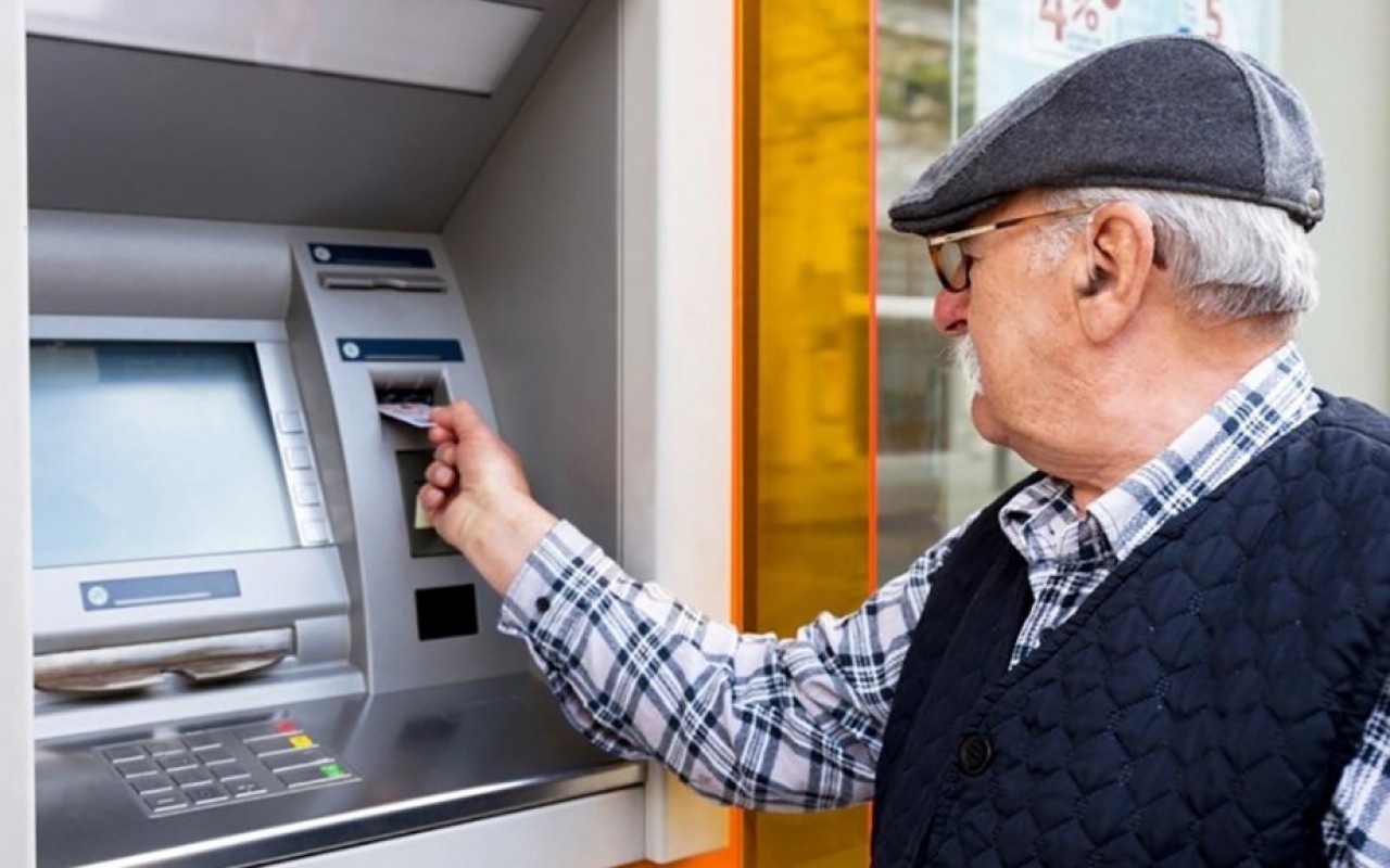 Pirms atstāt bankomātu, pārbaudiet šīs sīkās detaļas, lai nekļūtu par viltīgu krāpnieku upuri.