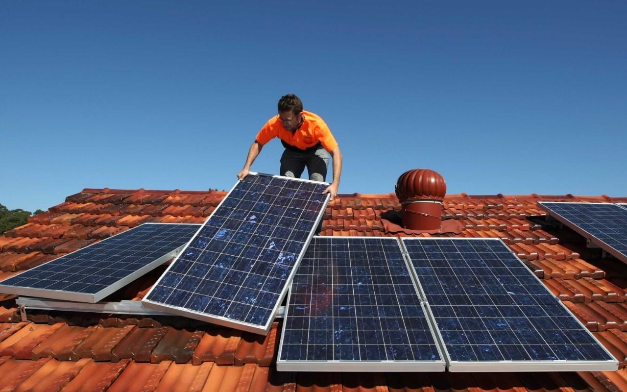 Ģimene vēlējās dzīvot, izmantojot tikai saules baterijas, akas ūdeni un dārzu. Kamēr Latvija neaizveda viņu bērnus.