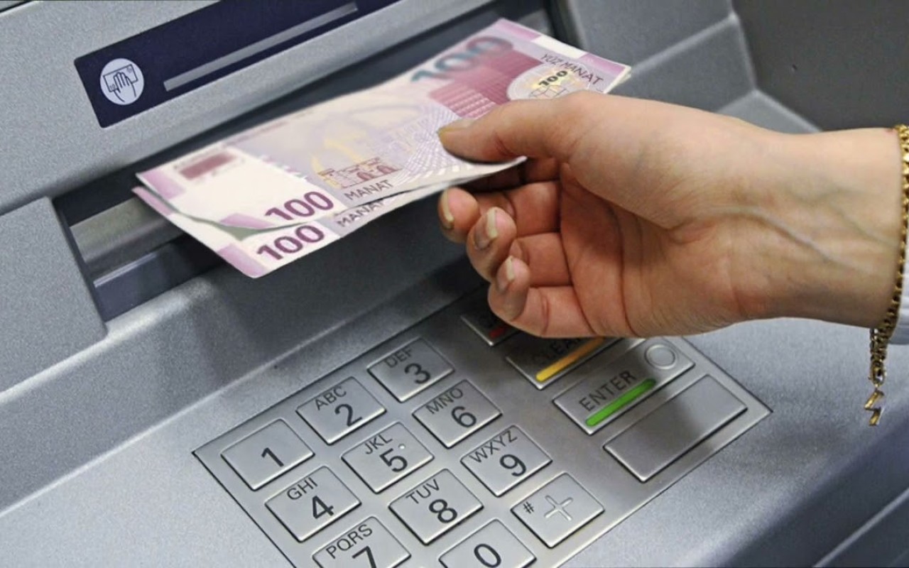 Pirms atstāt bankomātu, pārbaudiet šīs sīkās detaļas, lai nekļūtu par viltīgu krāpnieku upuri.