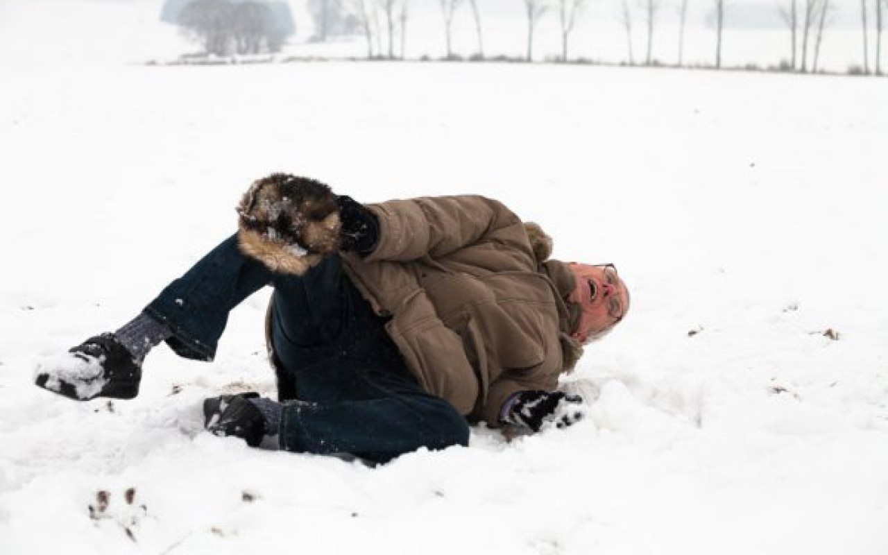 Vairs nekādu slīdēšanu uz slideniem trotuāriem. Pielīmējiet tos uz apaviem un ledus, un ziema vairs nebūs jums pārsteigums.