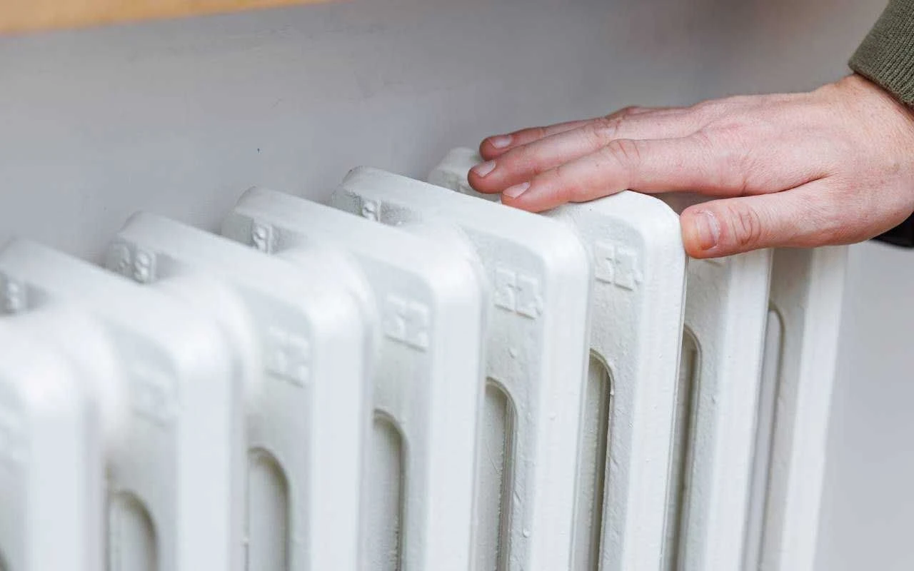 Vai ir vērts atstāt apkuri ieslēgtu nakts laikā, ja ārā ir ļoti auksts?