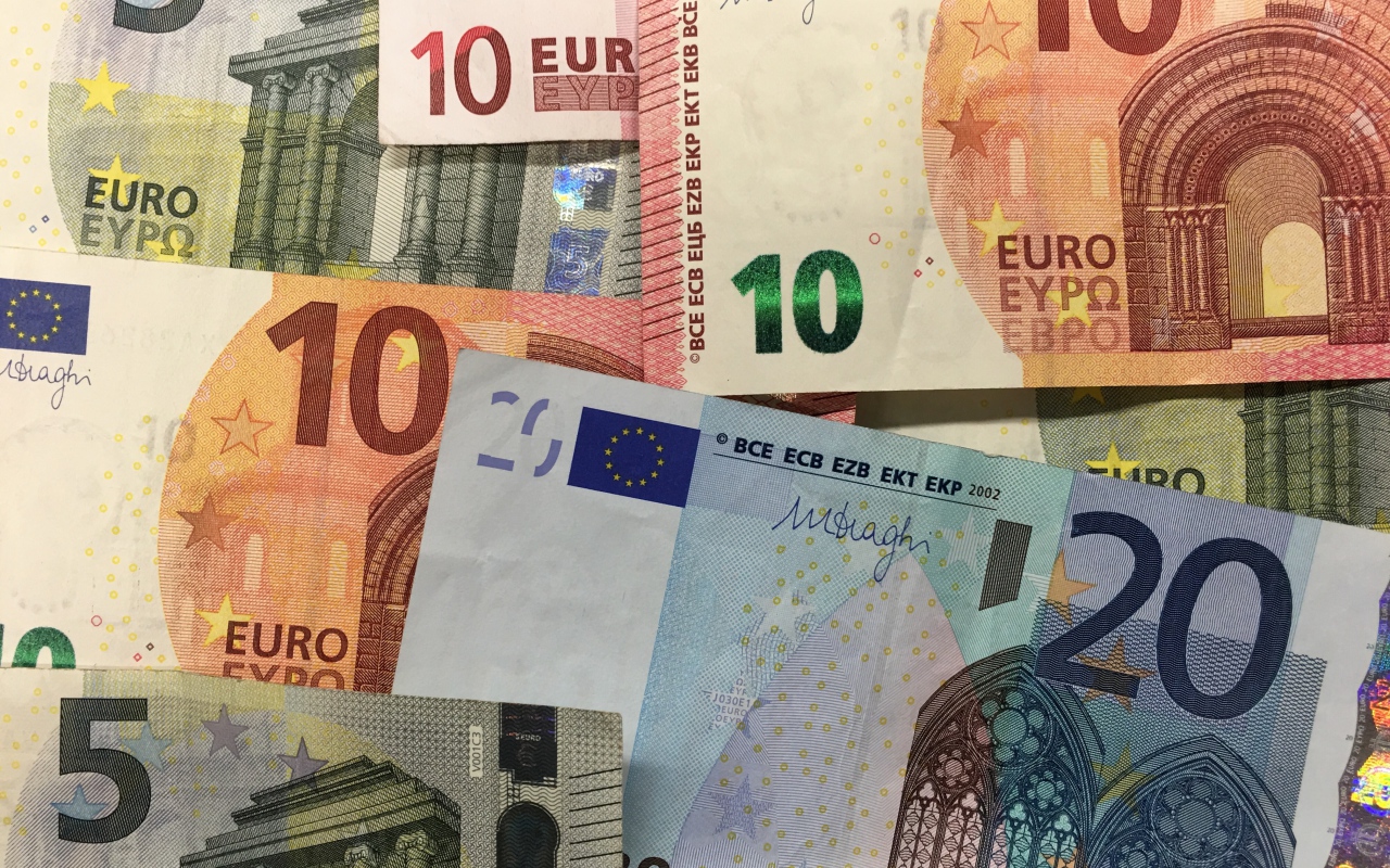 Kāda nozīme ir banknošu šķirošanai no lielākās līdz mazākajai nominālvērtībai no psiholoģijas un mākslīgā intelekta viedokļa?