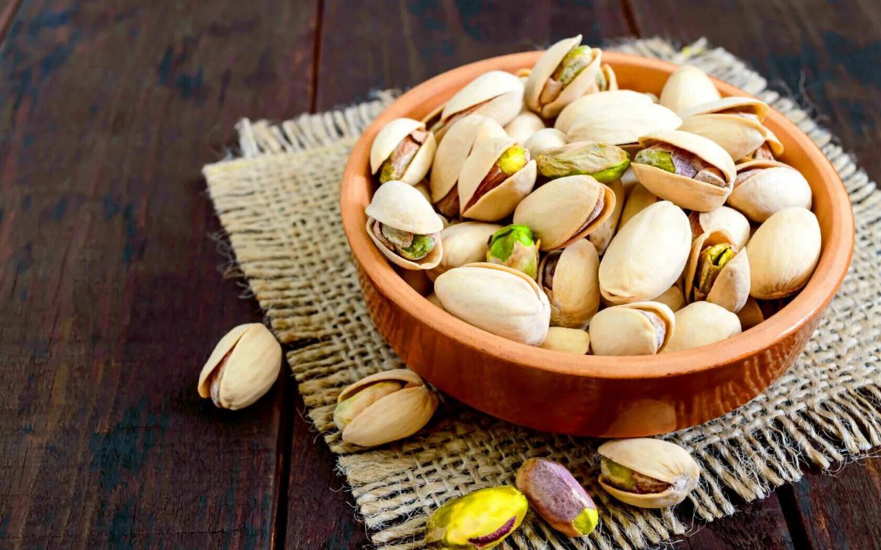 Daži bieži ēda pistācijas, citi — nē. Pēc trim mēnešiem viņus pārbaudīja.