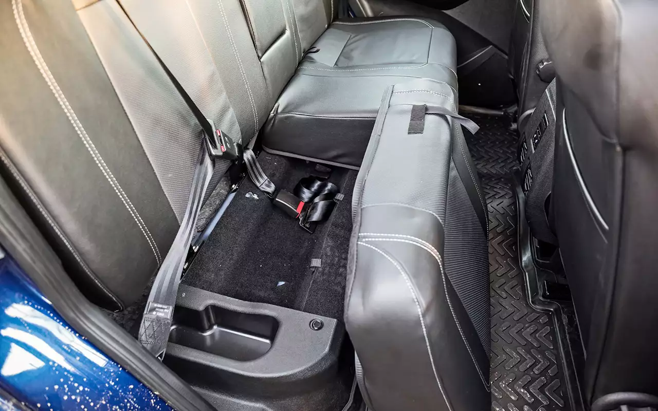 Kāpēc dažiem automobiļiem ir nepieciešams “izvirzījums” aizmugurējā sēdekļa grīdā: speciālisti atklāja tā tehnisko nozīmi