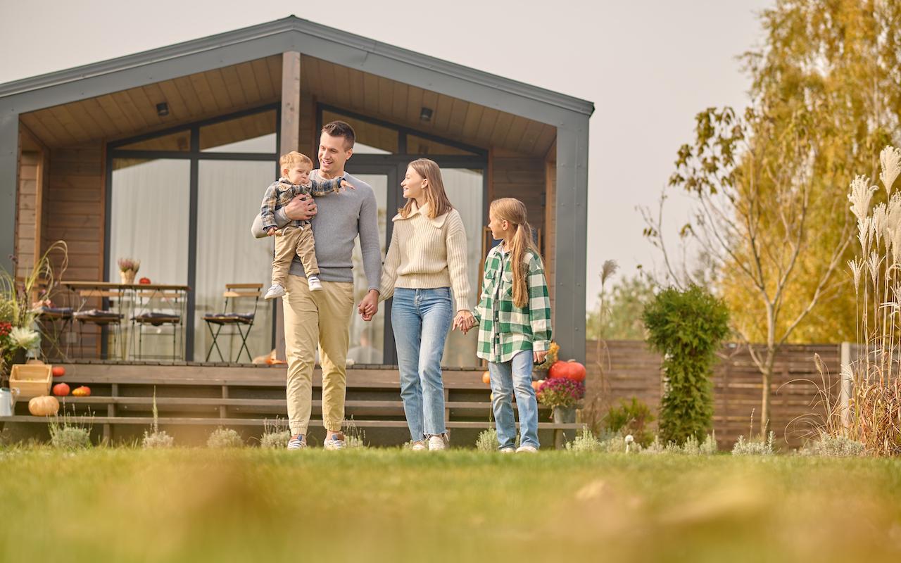 Ģimene vēlējās dzīvot, izmantojot tikai saules baterijas, akas ūdeni un dārzu. Kamēr Latvija neaizveda viņu bērnus.