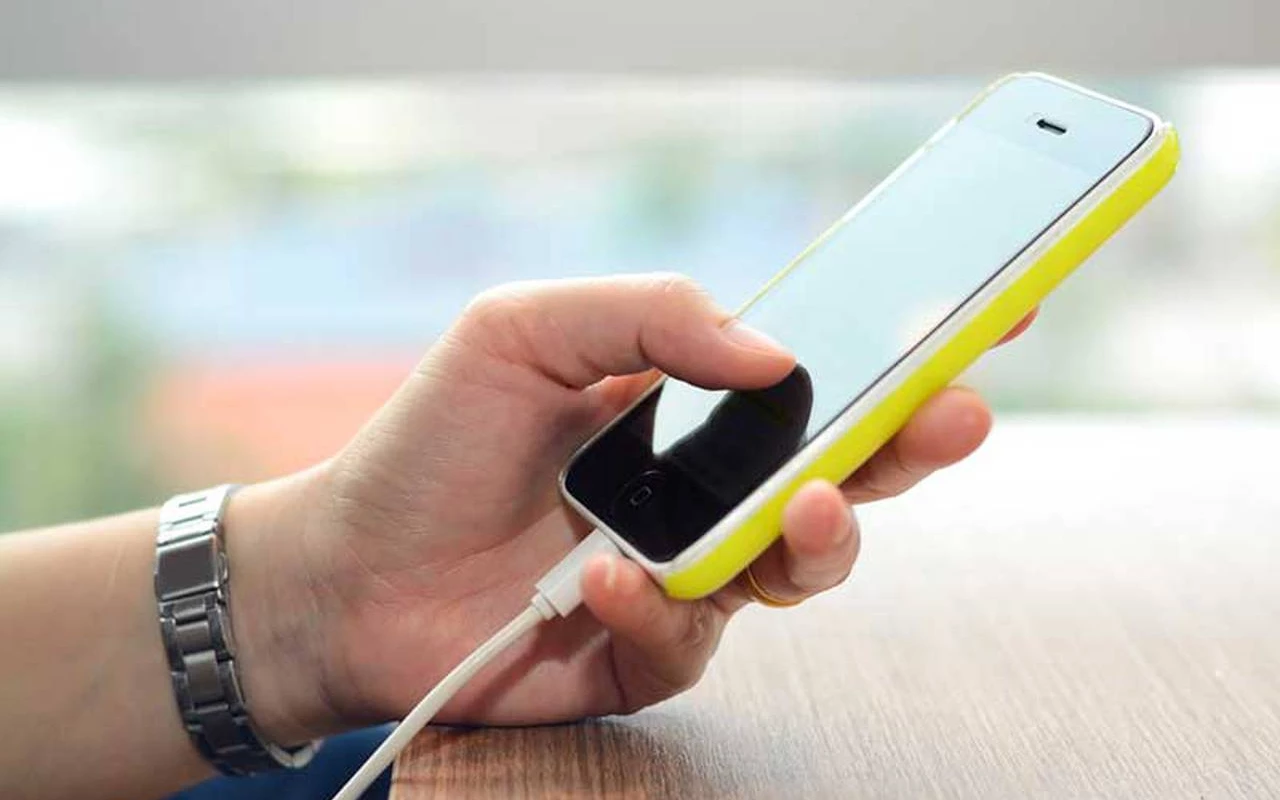 Trīs mīti par tālruņu uzlādēšanu. Mēs joprojām tiem ticam.