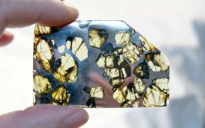 Vīrietis gadiem ilgi glabāja akmeni, cerot, ka tas ir zelts. Izrādījās, ka tas ir daudz vērtīgāks.