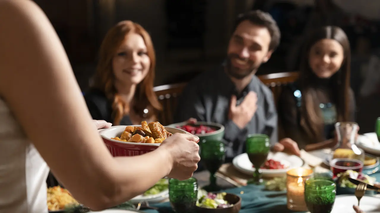Vai ziemā ir vērts ēst agrāk? Šeit ir ieteicamais laiks labākai gremošanai un miegam.