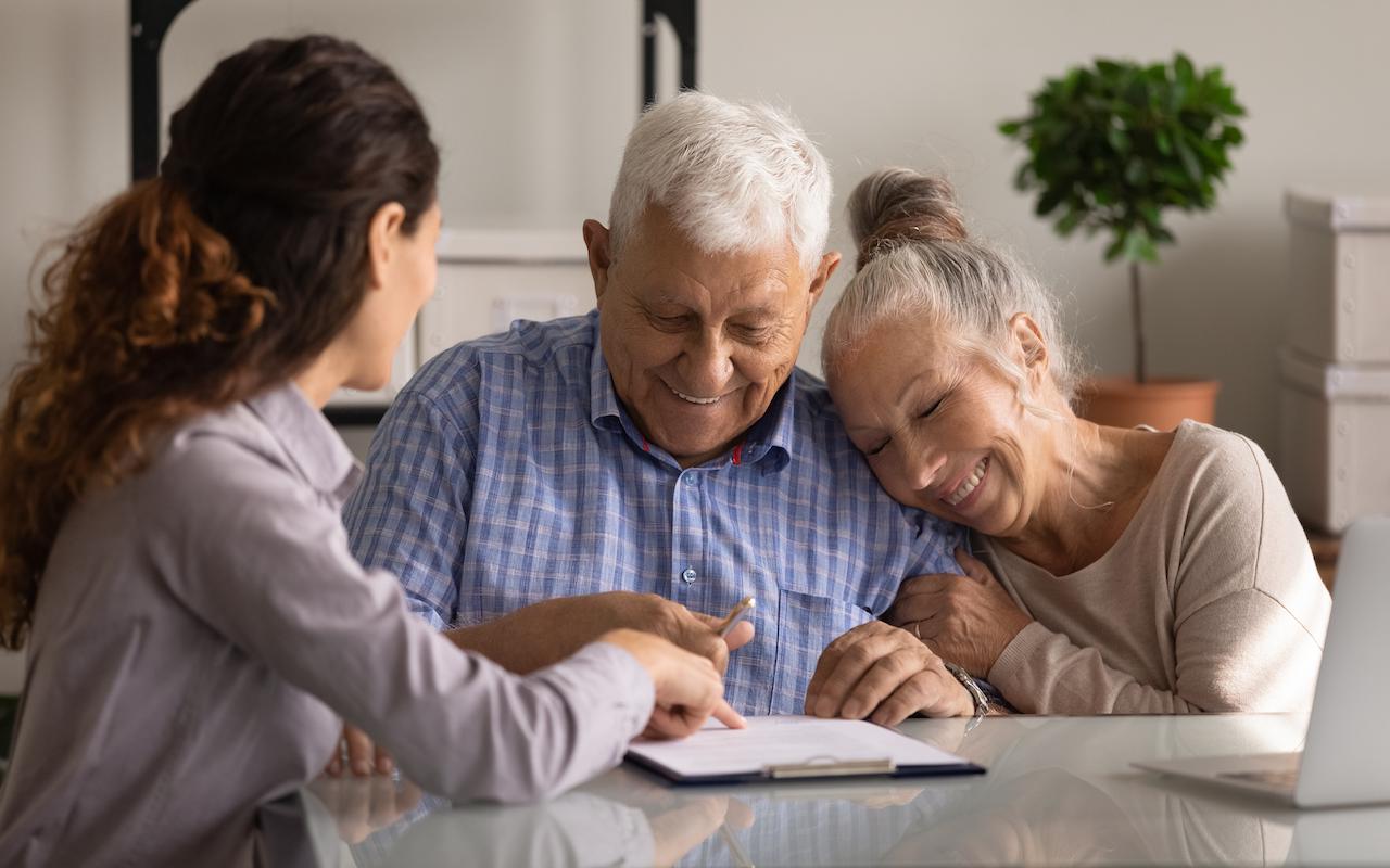 Latvijas advokāts: „Māju atstāt mantojumā visiem bērniem ir kļūda, jo tas rada konfliktus un izlikšanu no mājokļa starp brāļiem un māsām”.