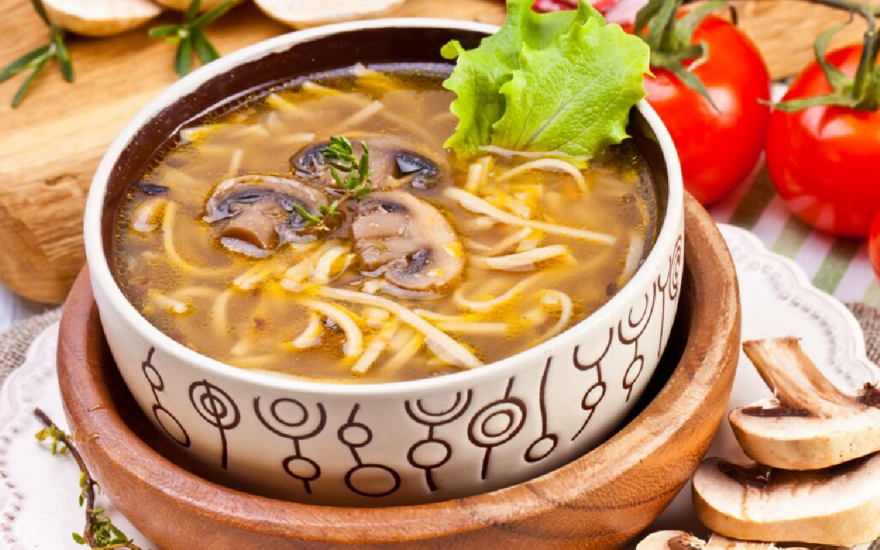 Tie brīdina par metāla un gumijas detaļu klātbūtni zupā, kas tiek pārdota Latvijā.