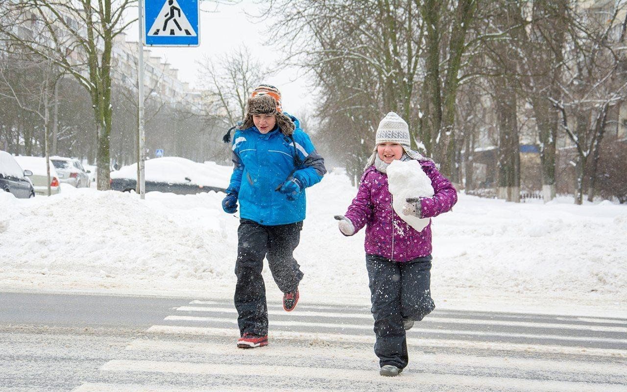 Vairs nekādu slīdēšanu uz slideniem trotuāriem. Pielīmējiet tos uz apaviem un ledus, un ziema vairs nebūs jums pārsteigums.