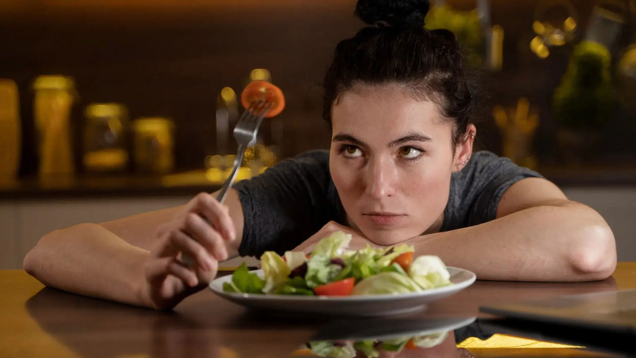 Vai ziemā ir vērts ēst agrāk? Šeit ir ieteicamais laiks labākai gremošanai un miegam.