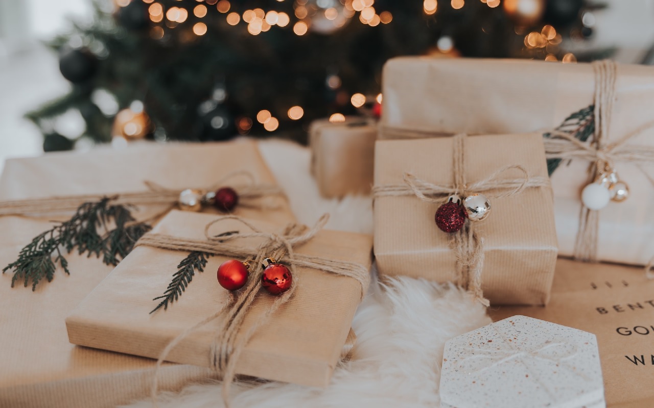 Ja jums ir tualetes papīra ruļļi, neizmetiet tos: ideja mājas dekorēšanai Ziemassvētkos 2025. gadā