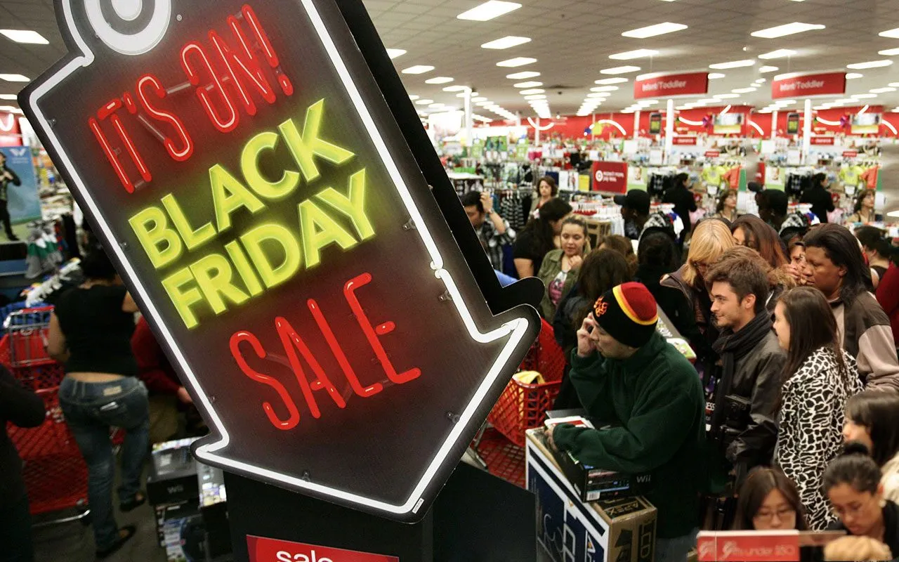 Veikala īpašnieks redzēja, kā pircēji pagriezās un aizgāja, jo Melnajā piektdienā nebija nekādu atlaižu.