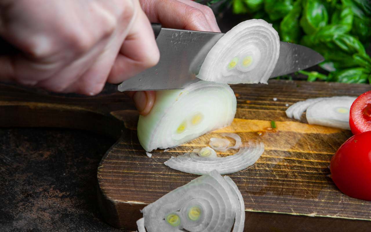 Es gatavoju šo latviešu salātu no puraļģiem svētdienas vakariņām. Tas ir kraukšķīgs, salds un pikants, un pagatavojams tikai 10 minūtēs.