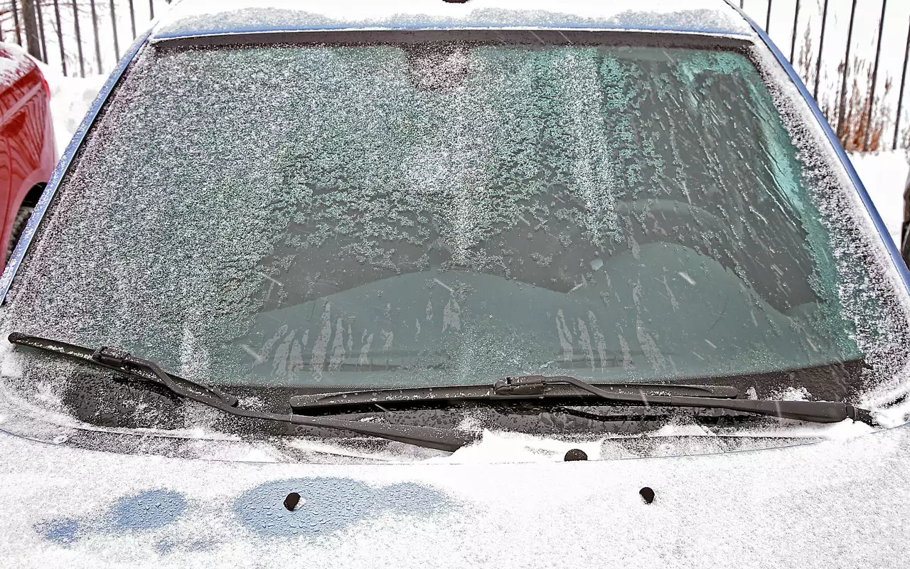 Lūk, kā var uz visiem laikiem atbrīvoties no priekšējā stikla aizsvīduma! Mēs jums parādīsim triku.