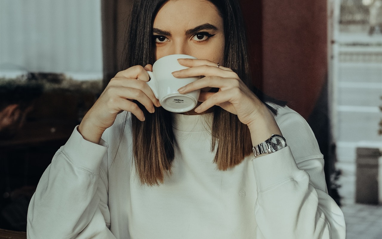 Mana kolēģe katru rītu man atnesa kafiju. Kādu reizi, dzirdot viņas smiekus, es sapratu, kāpēc.