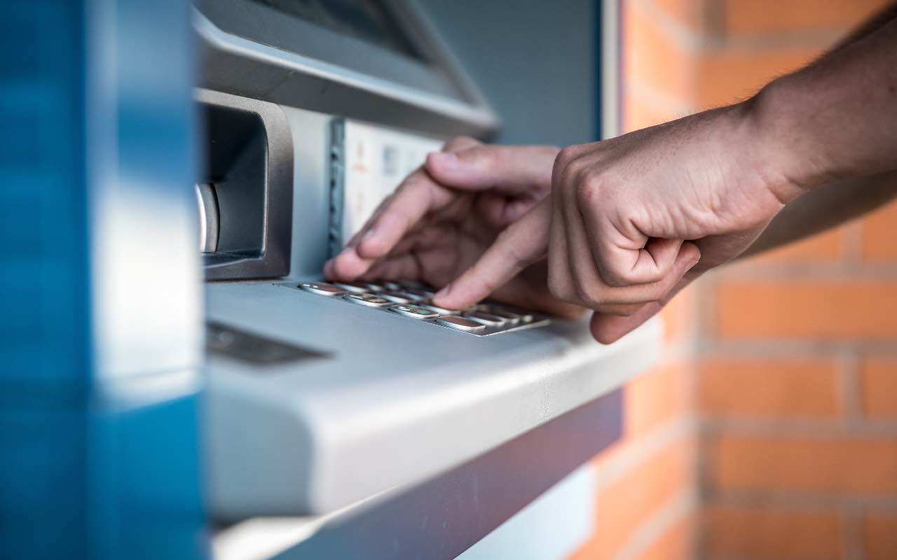 “Banknotu viltošana” caur bankomātu: jūsu konts var tikt iztukšots.