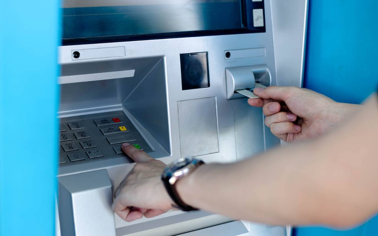 Bankomāti tuvojas beigām: kas tos aizstās