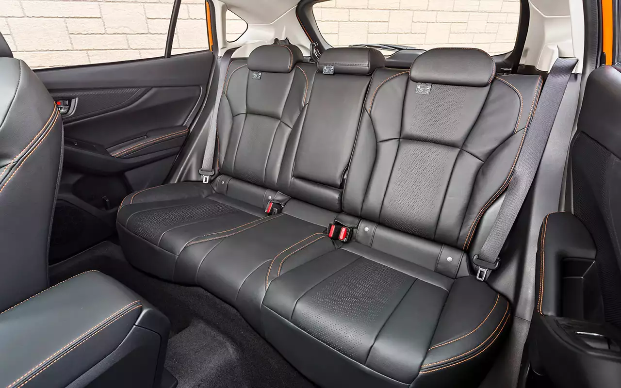 Kāpēc dažiem automobiļiem ir nepieciešams “izvirzījums” aizmugurējā sēdekļa grīdā: speciālisti atklāja tā tehnisko nozīmi