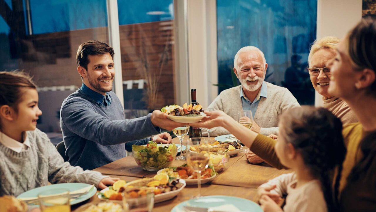 Vai ziemā ir vērts ēst agrāk? Šeit ir ieteicamais laiks labākai gremošanai un miegam.
