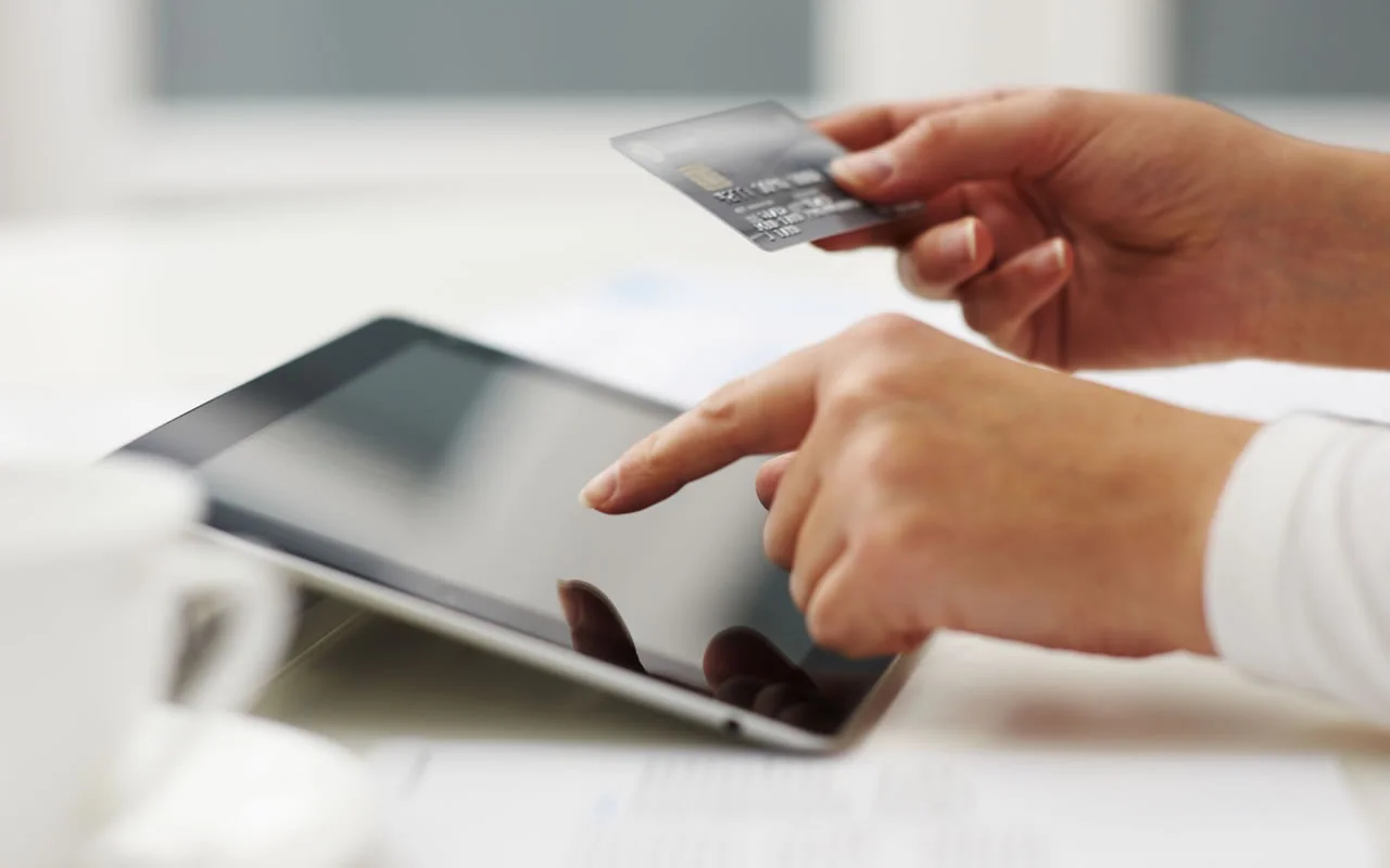 7 kļūdas, maksājot ar kredītkartēm, kas uz visiem laikiem iznīcinās jūsu kontu