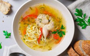 Tie brīdina par metāla un gumijas detaļu klātbūtni zupā, kas tiek pārdota Latvijā.