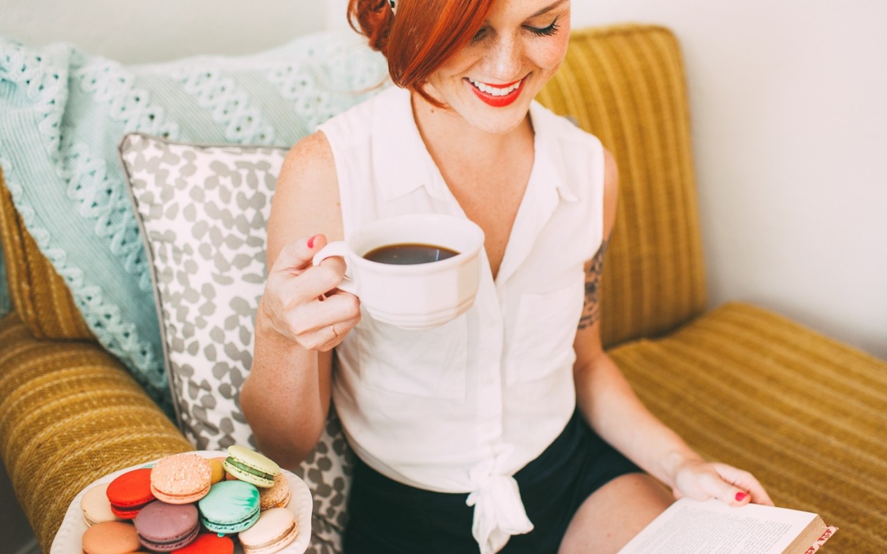 Mana kolēģe katru rītu man atnesa kafiju. Kādu reizi, dzirdot viņas smiekus, es sapratu, kāpēc.