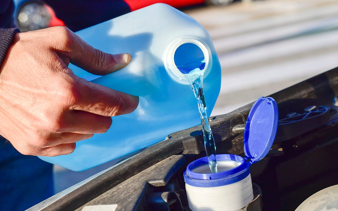 Vasaras stikla tīrīšanas šķidrums ir sasalis? Ir pārbaudīts veids, kā ātri atrisināt šo problēmu.