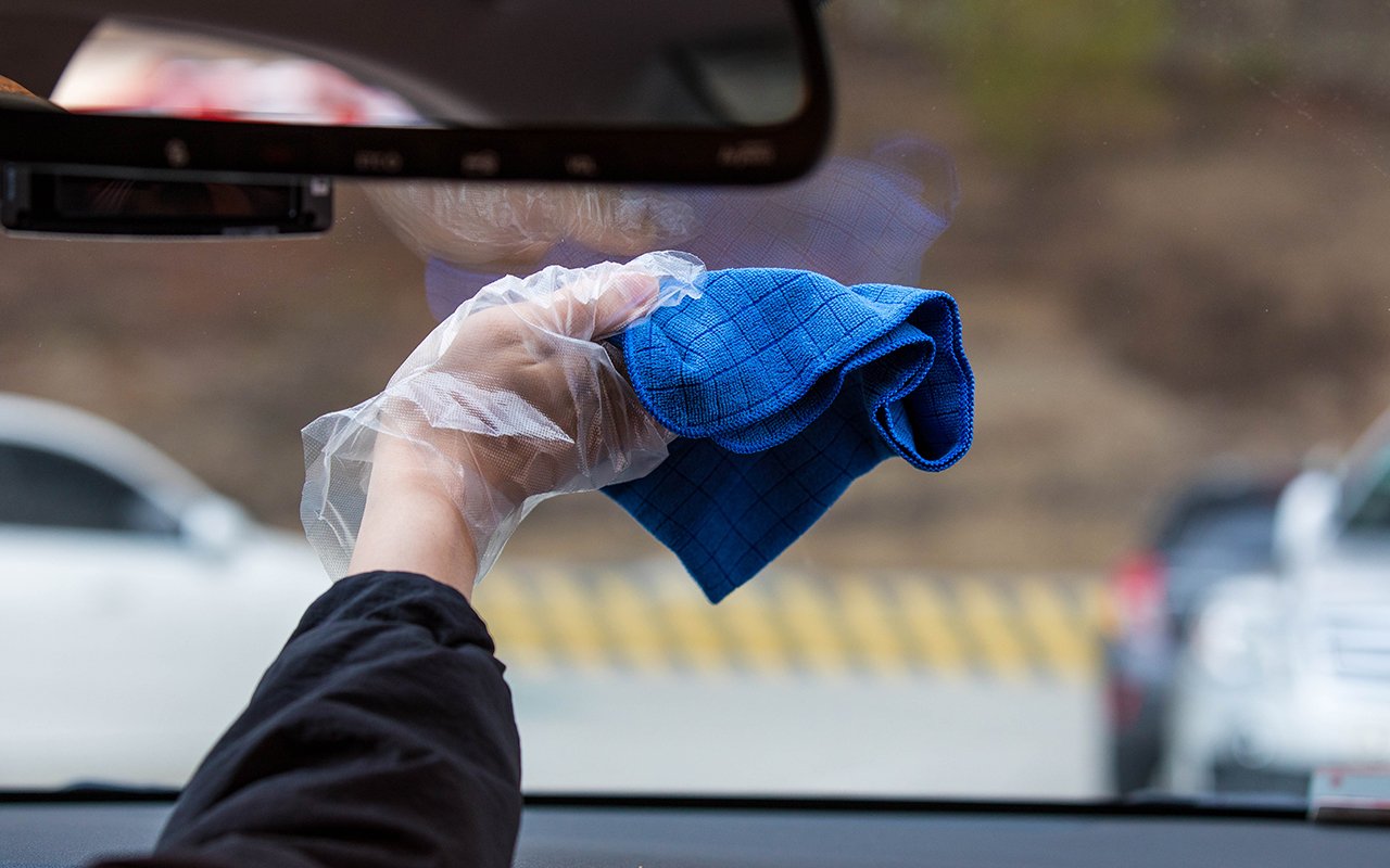 Lūk, kā var uz visiem laikiem atbrīvoties no priekšējā stikla aizsvīduma! Mēs jums parādīsim triku.