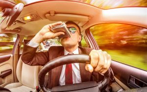 Tiesnesis nolēma izraidīt no Latvijas Ekvadoras pilsoni, kurš bija sodīts par braukšanu reibumā un bez autovadītāja apliecības: viņš lūdza atļauju palikt, jo viņam ir divi nepilngadīgi bērni.