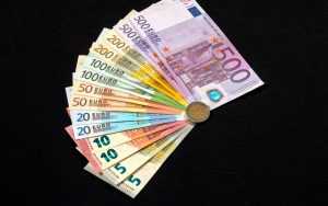 Kāda nozīme ir banknošu šķirošanai no lielākās līdz mazākajai nominālvērtībai no psiholoģijas un mākslīgā intelekta viedokļa?