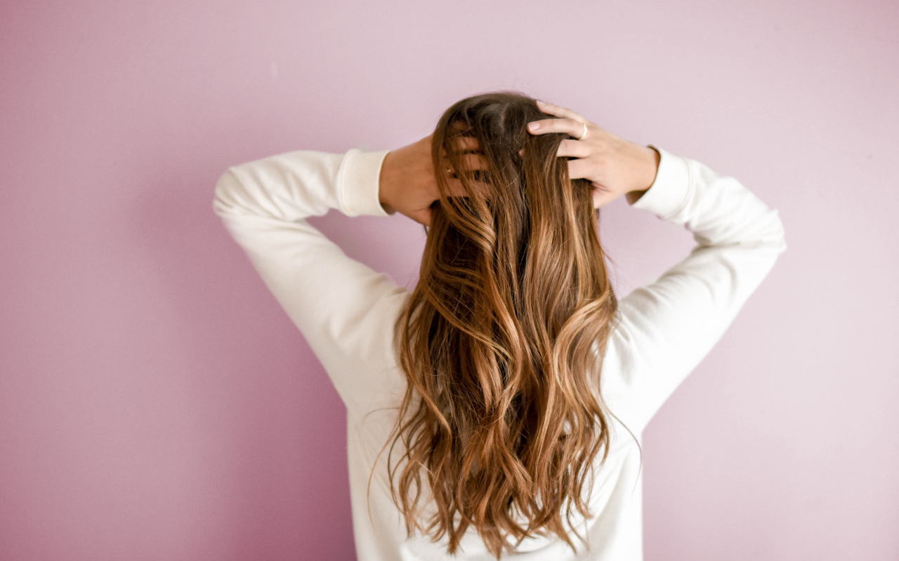 Uzņēmums Invima pieņēma lēmumu nekavējoties izņemt no pārdošanas Latvijā populāro matu kopšanas līdzekli, kura sastāvā bija neatļautas sastāvdaļas.