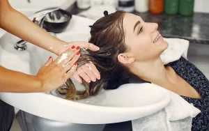 Uzņēmums Invima pieņēma lēmumu nekavējoties izņemt no pārdošanas Latvijā populāro matu kopšanas līdzekli, kura sastāvā bija neatļautas sastāvdaļas.