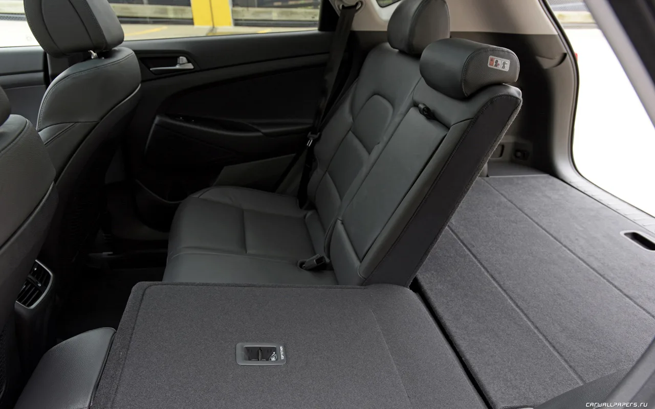 Kāpēc dažiem automobiļiem ir nepieciešams “izvirzījums” aizmugurējā sēdekļa grīdā: speciālisti atklāja tā tehnisko nozīmi