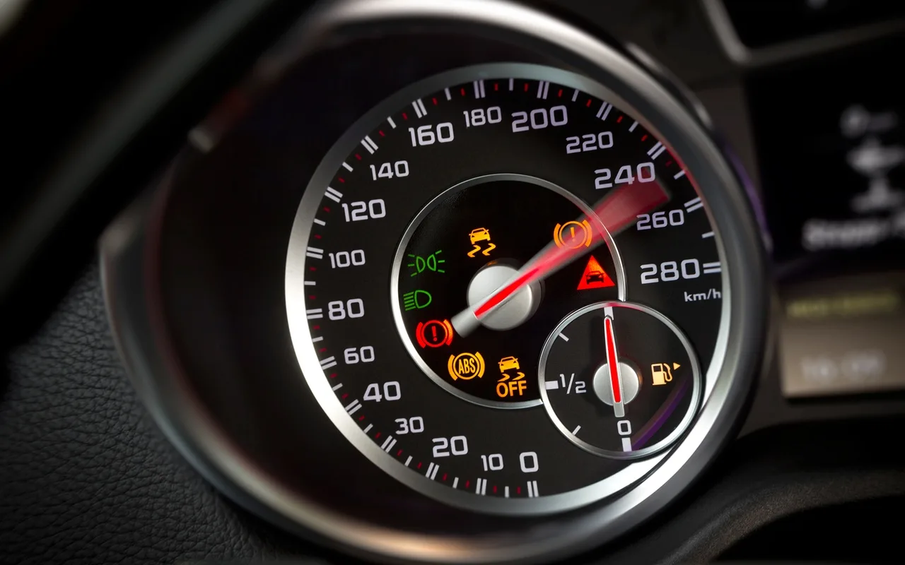 Kādā ātrumā automašīna patērē vismazāk degvielas? Publicēti konkrēti skaitļi.