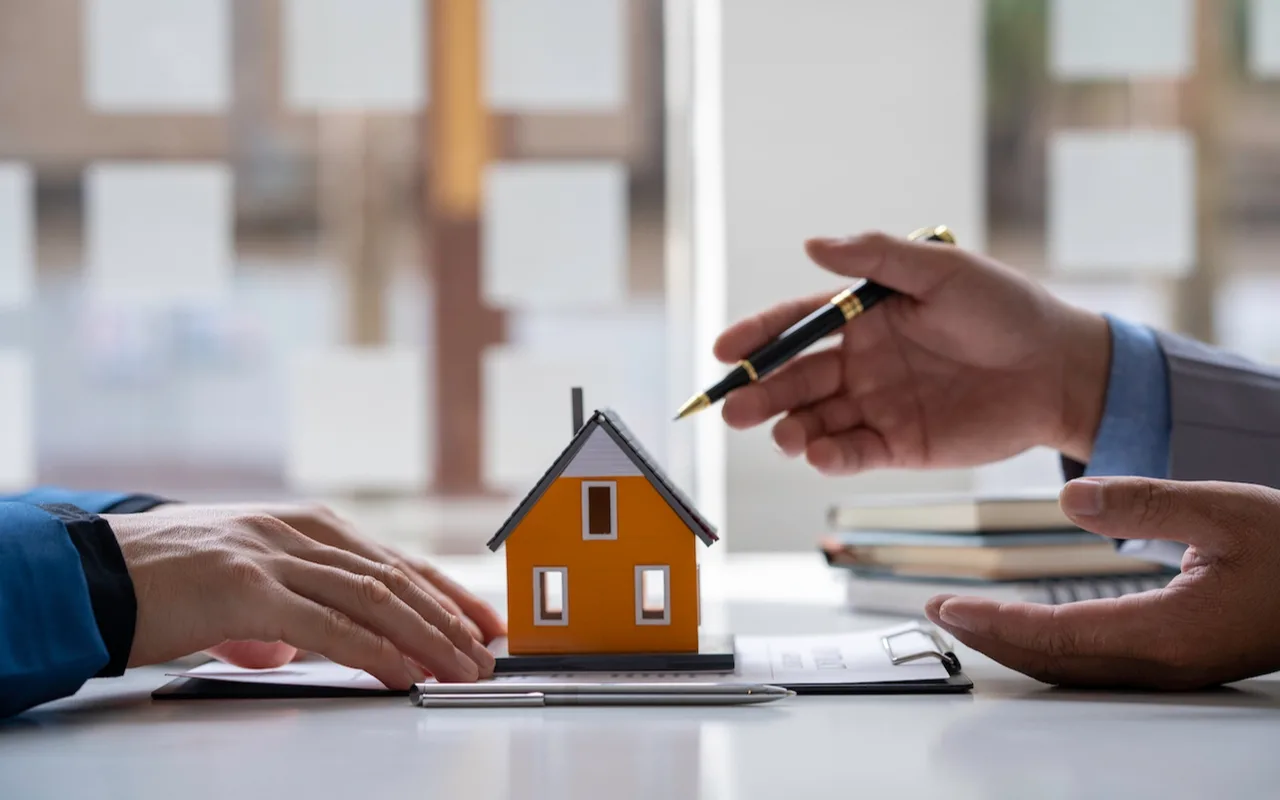 Latvijas advokāts: „Māju atstāt mantojumā visiem bērniem ir kļūda, jo tas rada konfliktus un izlikšanu no mājokļa starp brāļiem un māsām”.