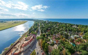 Latvijas pilsēta, kur vasara ir visa gada garumā: vairāk nekā 300 saulainas dienas gadā, vidējā temperatūra 22 grādi un vēsturiskais centrs.