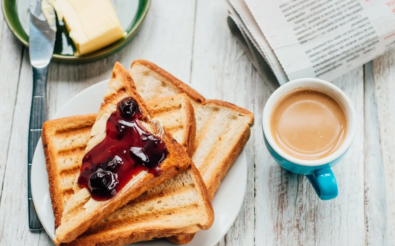Daudzi aizstāj eļļu uz sviestmaizēm ar šķiņķi ar kafiju un apelsīnu sulu. Un, kā tas nešķiet dīvaini, tam ir jēga.