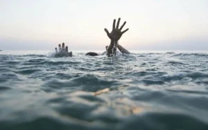 Briesmīgs brīvdienu piedzīvojums: tūristi vēro, kā viņu čemodāni grimst jūrā