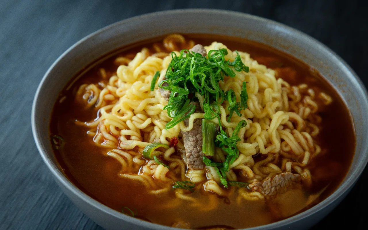 Tie brīdina par metāla un gumijas detaļu klātbūtni zupā, kas tiek pārdota Latvijā.