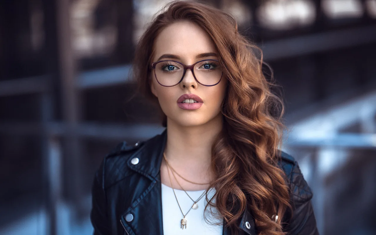 Nekādu krekliņu un salvešu: šādu triku izmanto optiķi, lai brilles izskatītos kā jaunas