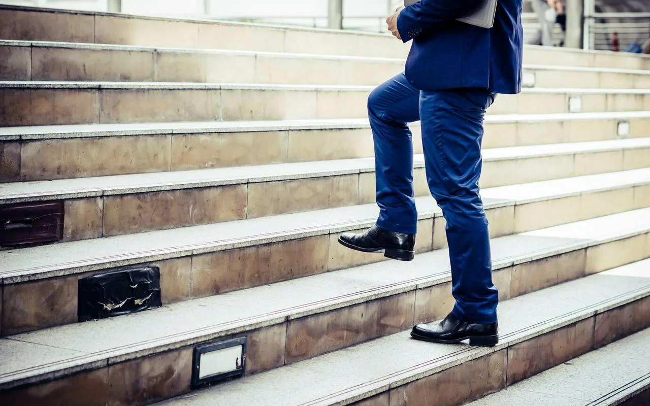 Tā vietā, lai izmantotu sāli, apkaisiet ar to piebraucamo ceļu un kāpnes. Jūs aizmirsīsiet par šiem baltajiem pēdām.