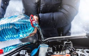 Vasaras stikla tīrīšanas šķidrums ir sasalis? Ir pārbaudīts veids, kā ātri atrisināt šo problēmu.